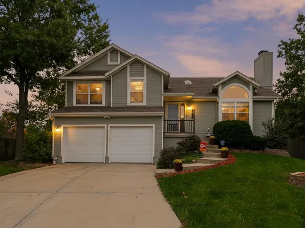 16353 Brentwood St, Olathe, KS 66062