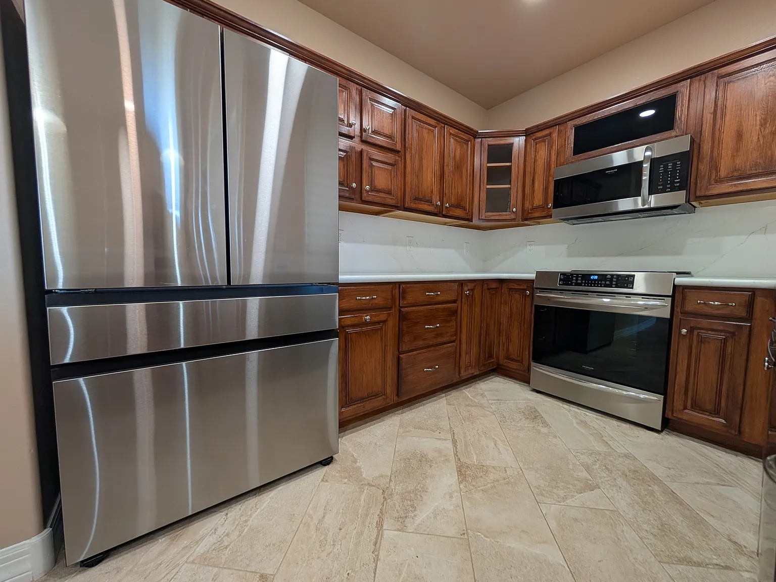 3 bed, 3.5 bath, 2350 sqft, $3,200 — Photo 2
