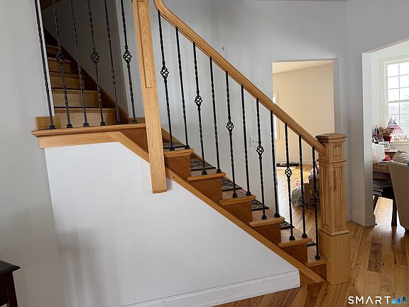 4th image of 4 Hard Hill Road South