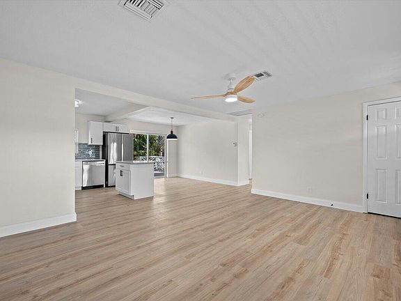 4th image of 2585 Lorraine Court