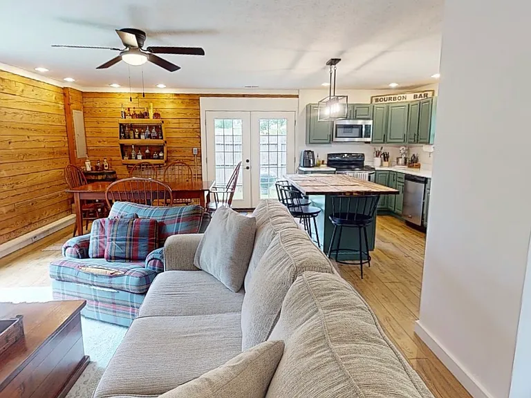 1376 Deerfield Rd — Photo 3