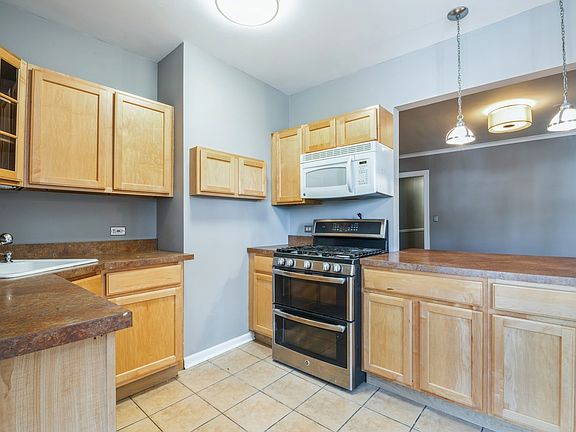 3rd image of 1524 W Rosemont Ave #2W