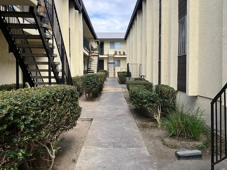 Lincoln Park Apartments — Photo 8