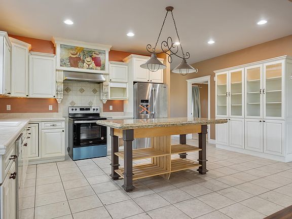 3rd image of 1432 S Quillan Ct