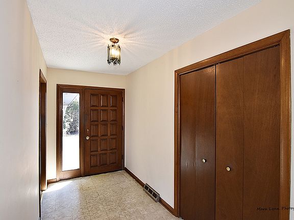 5th image of 233 Berwick Dr