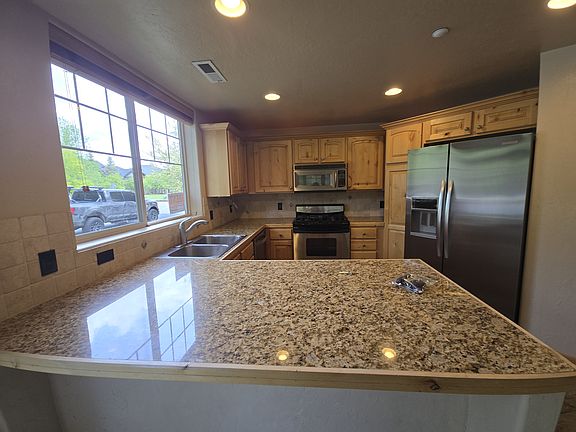 Stainless steel Kitchen Appliances with great lighting and Granite Counters