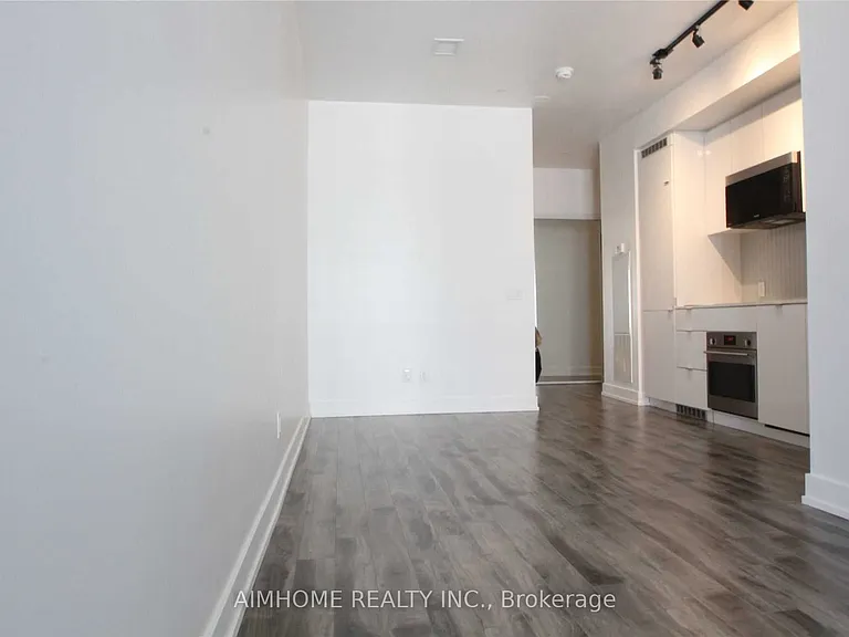 7 Grenville St #811 — Photo 5