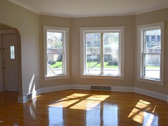 3rd image of 252 Phelps St