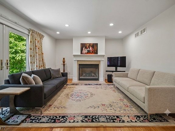 3rd image of 24 Rippling Brook Dr