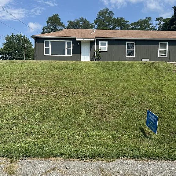 856 Walnut St — Photo 2