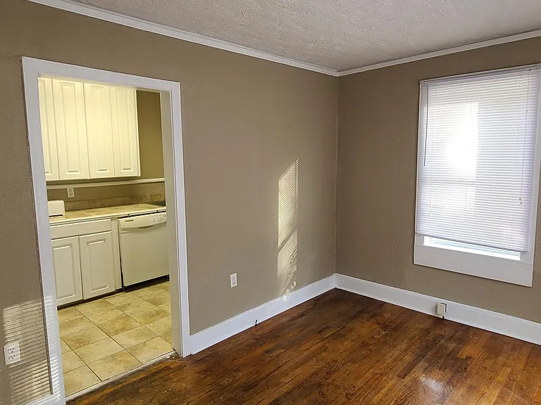 327 Decelle St #B — Photo 6
