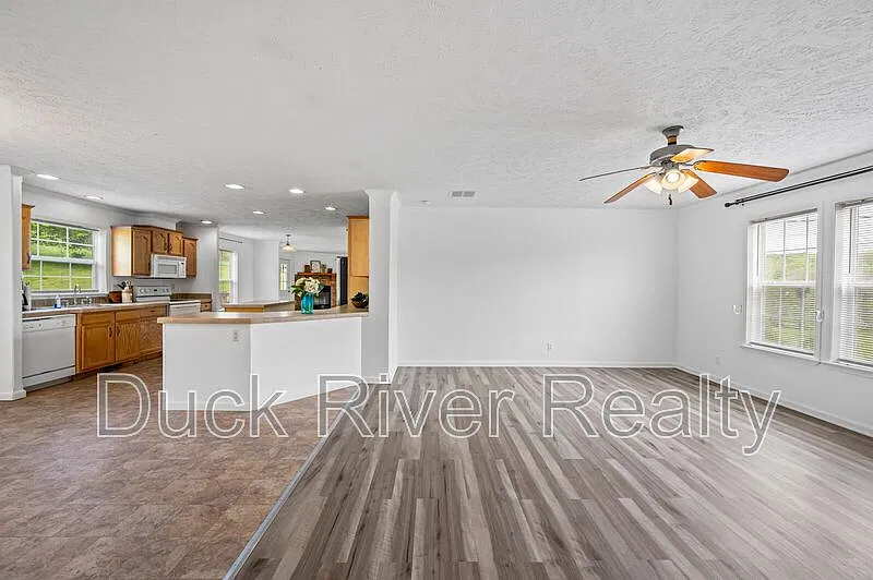 4 bed, 2.0 bath, 2310 sqft, $2,200 — Photo 2