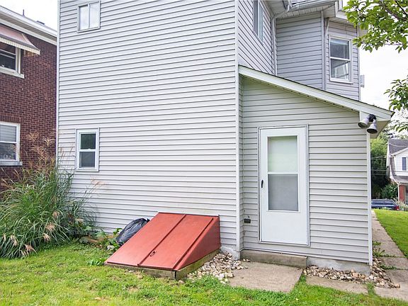3rd image of 808 Scott Ave
