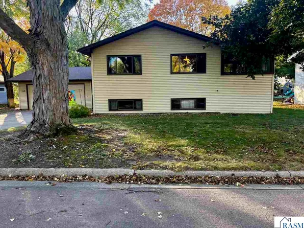1450 Loren St, Saint Peter, MN 56082