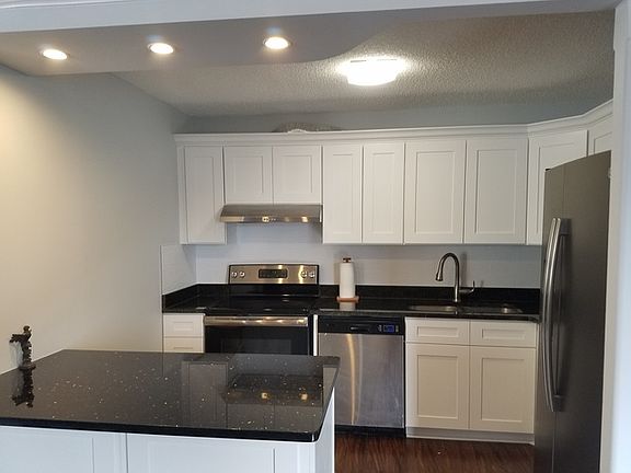 3rd image of 801 S Plymouth Ct APT 421