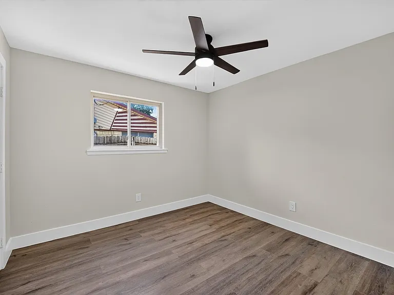 913 Russell Ln — Photo 25