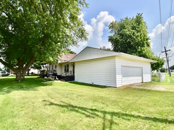 132 S Cedar St, Toluca, IL 61369