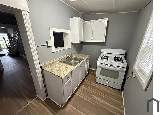 2090 Kingston St — Photo 2