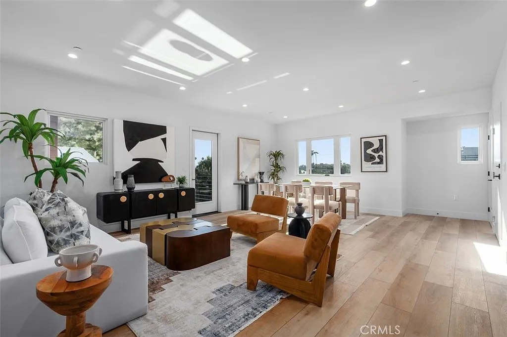 2 bed, 1240 sqft, $4,900 — Photo 3