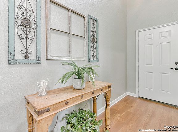 3rd image of 305 Oak Creek Way
