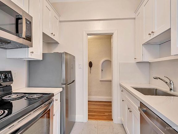 5th image of 2201 Pacific Ave #303D