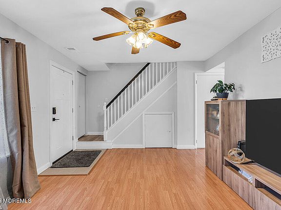 4th image of 422 Woodlake Manor Drive