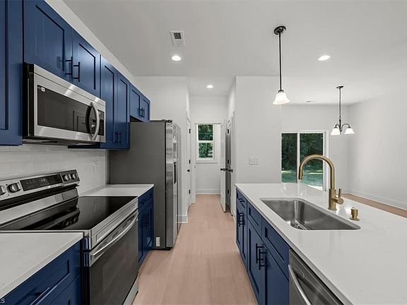 5th image of 806 W Dameron Ave