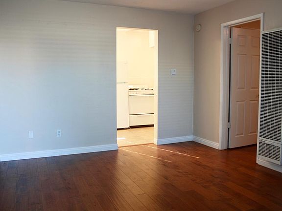 5th image of 2832 1/2 C St