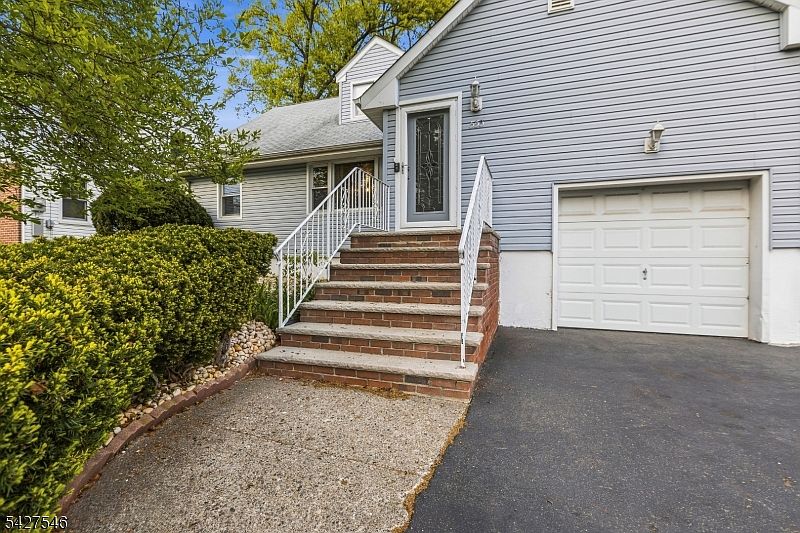 1st image of 555 Riverside Dr