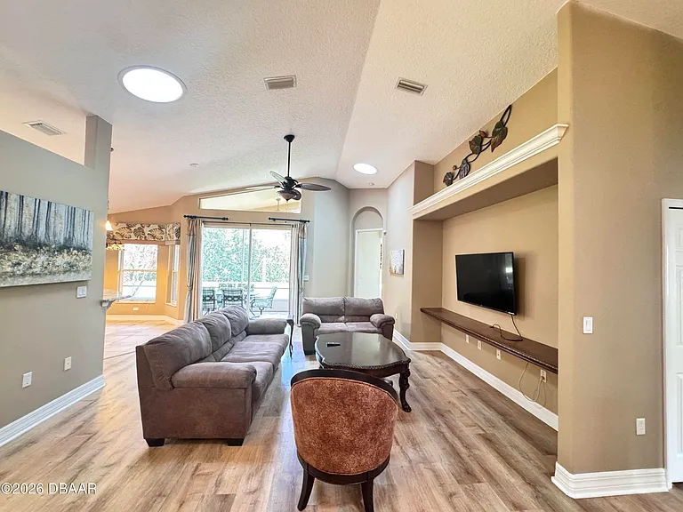 1315 Coconut Palm Cir — Photo 7