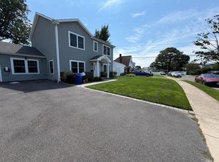 27 Shepherd Ln, Levittown, NY 11756