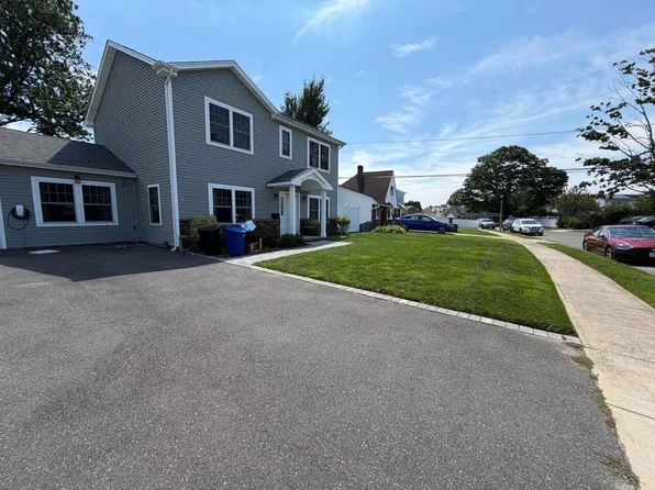 27 Shepherd Ln, Levittown, NY 11756
