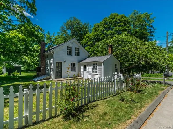 29 Cherry St, Newtown, CT 06482