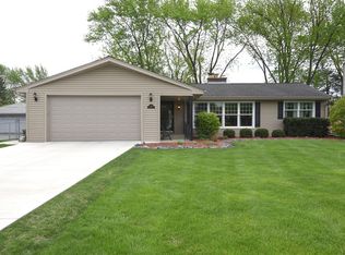 701 Sunnyside Rd, Roselle, IL 60172