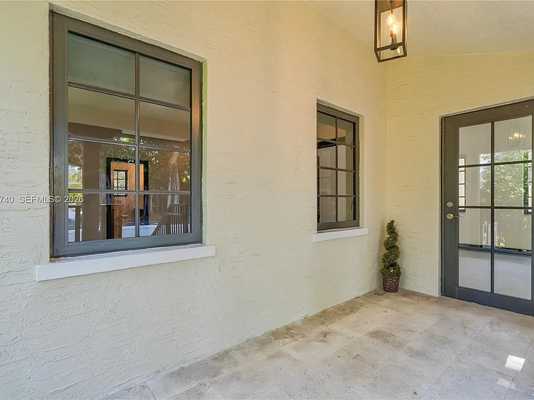 519 Alhambra Cir — Photo 43
