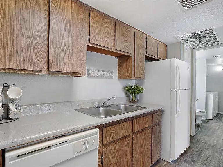 Falcon Glen Apartments — Photo 8