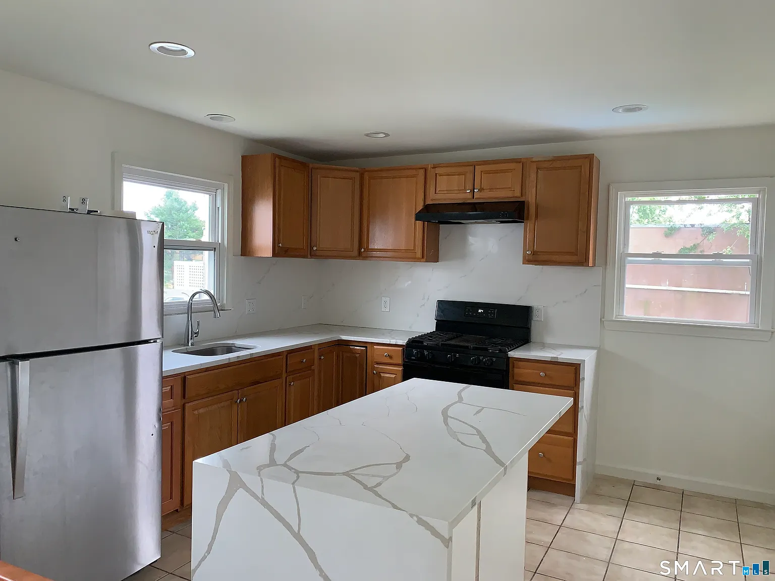 3 bed, 1.0 bath, 1152 sqft, $2,100 — Photo 2