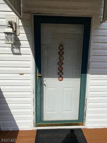 1st image of 16 Woodbine Dr