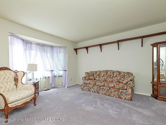 3rd image of 1330 Chartwell Dual Carriage Way
