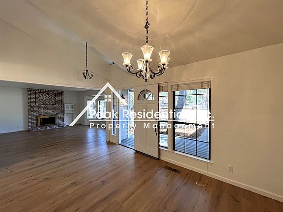 5th image of 2778 King Edward Dr