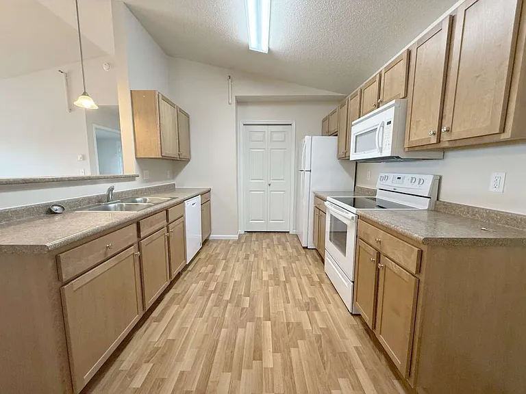 Maple Creek 3 Bed 2 Bath 1350 sq ft Kitchen