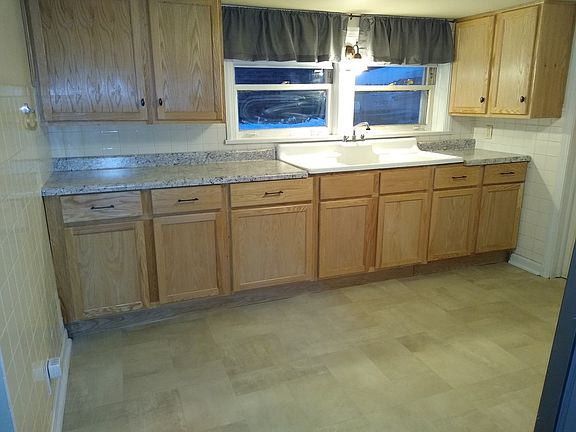3rd image of 3643 Clinton Ave