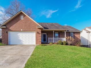 880 Glenfield Dr, Lenoir City, TN 37771