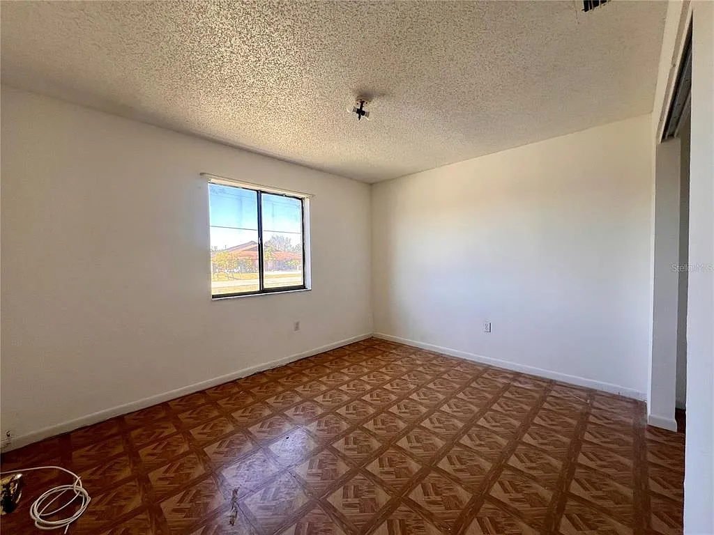 2 bed, 1.0 bath, 900 sqft, $1,050 — Photo 3