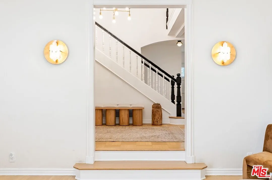 6 bed, 6.5 bath, 5900 sqft, $40,000 — Photo 1