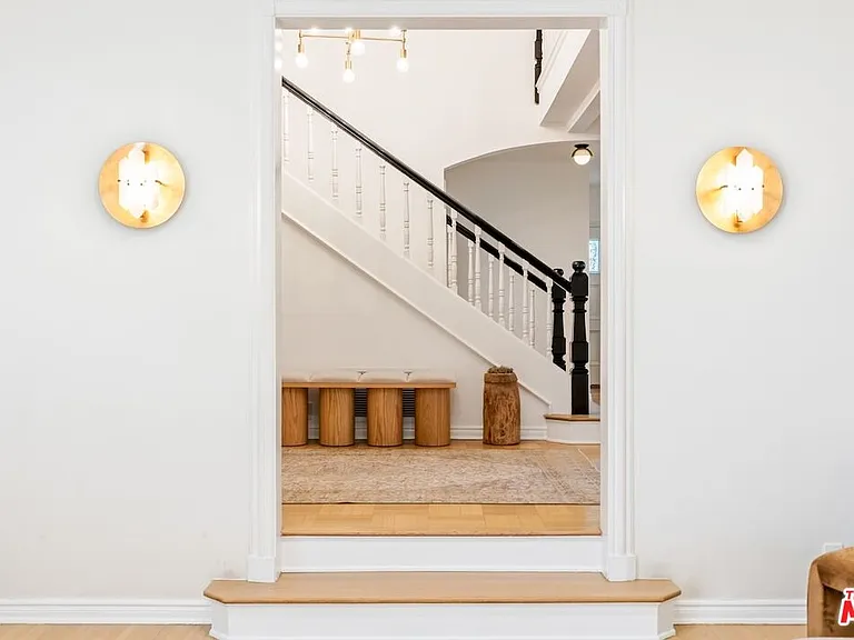 628 N Sierra Dr — Photo 1