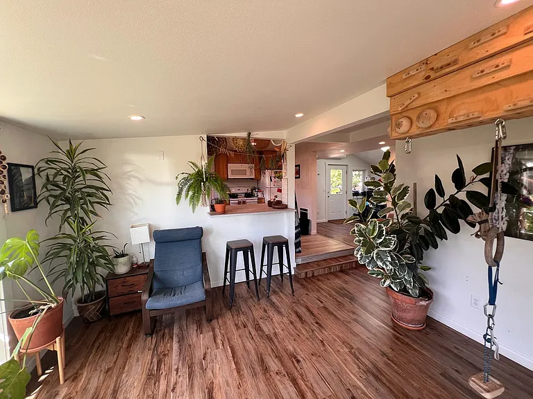 1049 E St — Photo 10