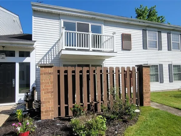 26195 Raintree Blvd APT B6, Olmsted Falls, OH 44138