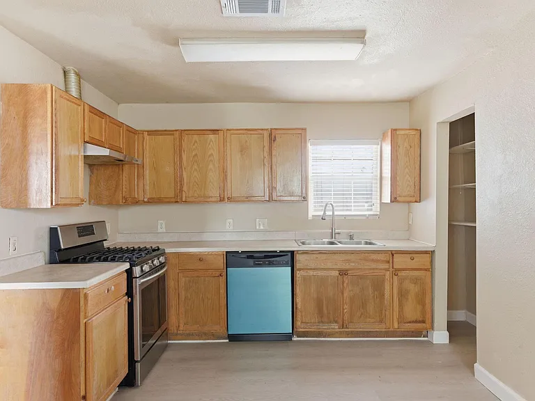 2411 Leffingwell St — Photo 10