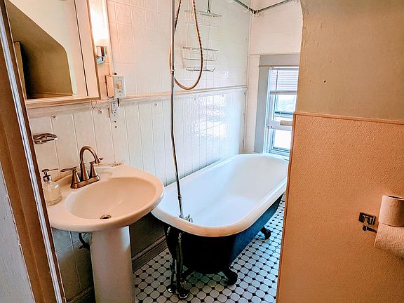 5th image of 458 Herschel St